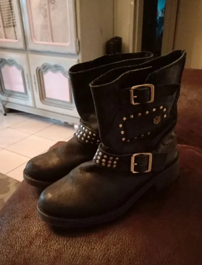 Paire de bottine en cuir cloutées ,