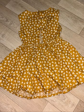 Jolie robe jaune motifs cœurs