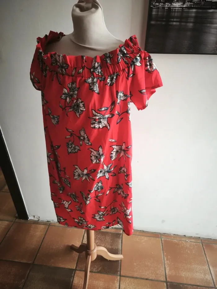 Robe sans bretelles rouge à fleurs - photo numéro 2