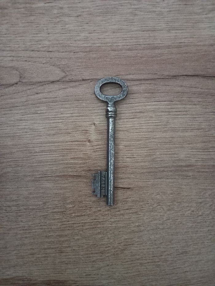 Clé ancienne en métal 9,1 cm " 427 ND / 741 N "