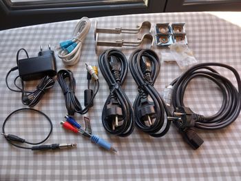 Lot de câbles, chargeurs, fixation