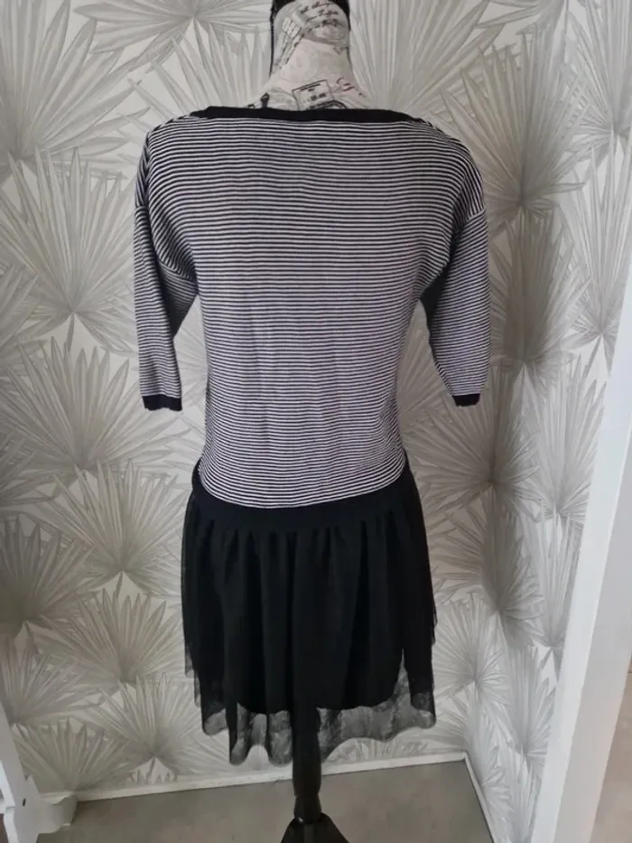 Jolie robe rayée + tulle en bas Naf Naf taille 38 - photo numéro 2
