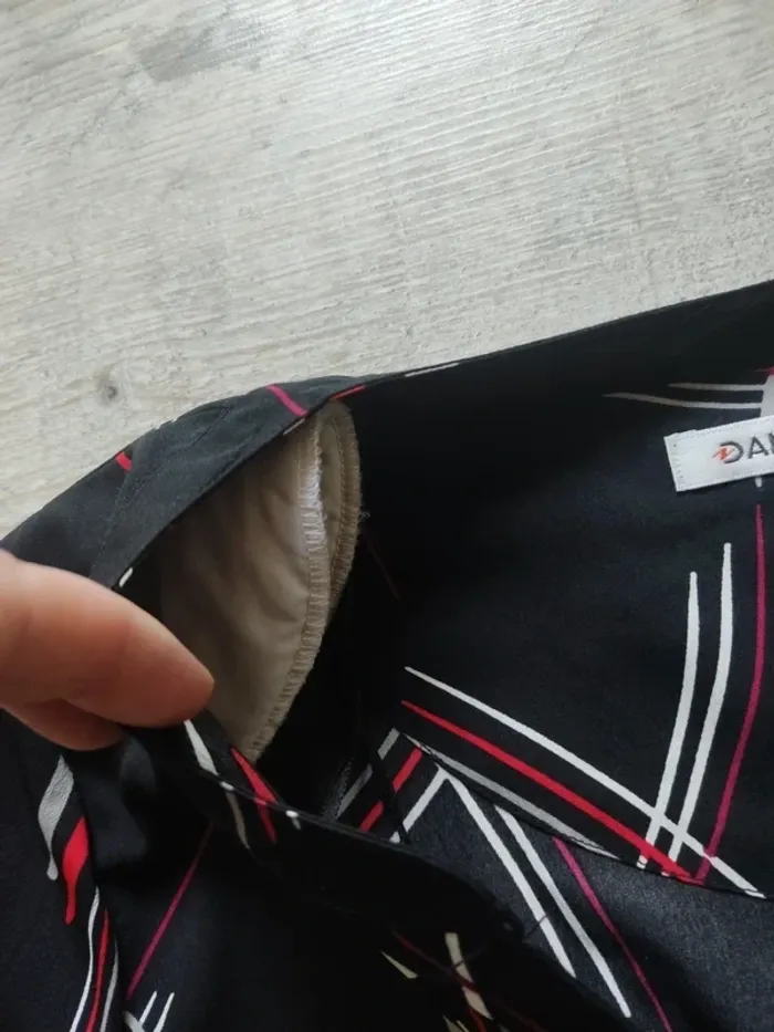 Blouse manches longues boutonnée noire motifs graphiques ceinture à nouer taille 44 Damart - photo numéro 8