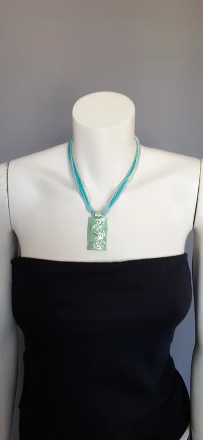 Joli collier bleu et vert.