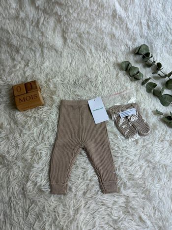 Pantalon tricot et paire de chaussons bébé Vertbaudet taille 1 mois