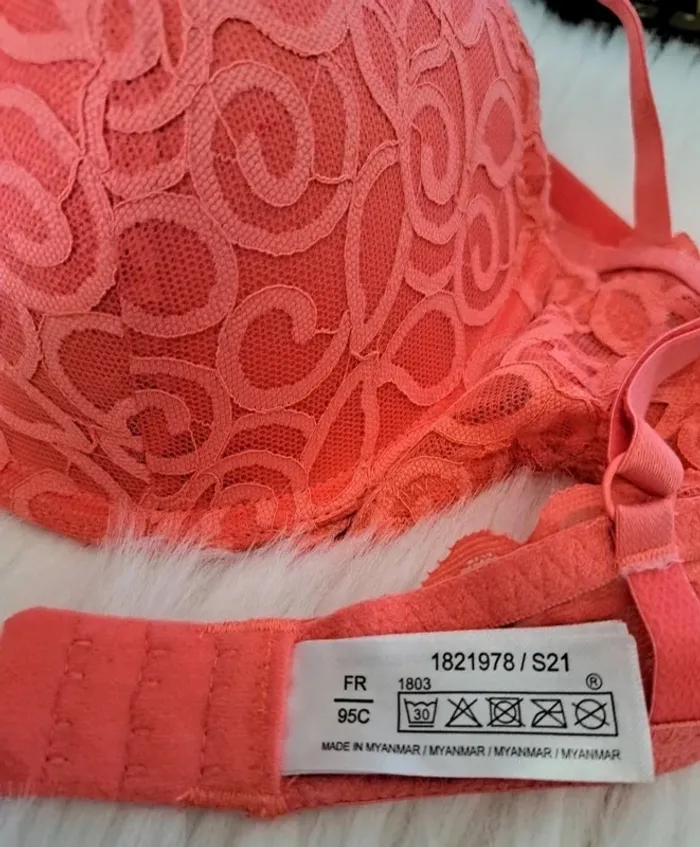 Soutien gorge orangé - photo numéro 3