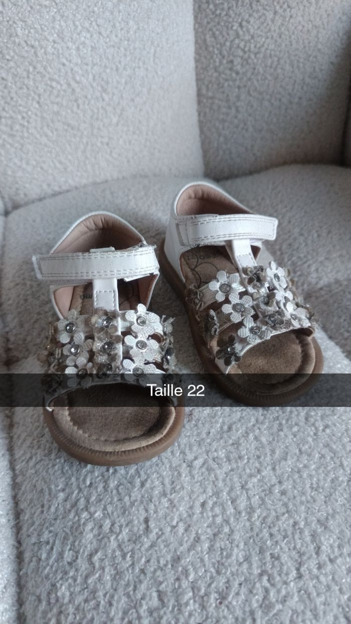 Sandales fille blanche fleurs taille 22 Gemo