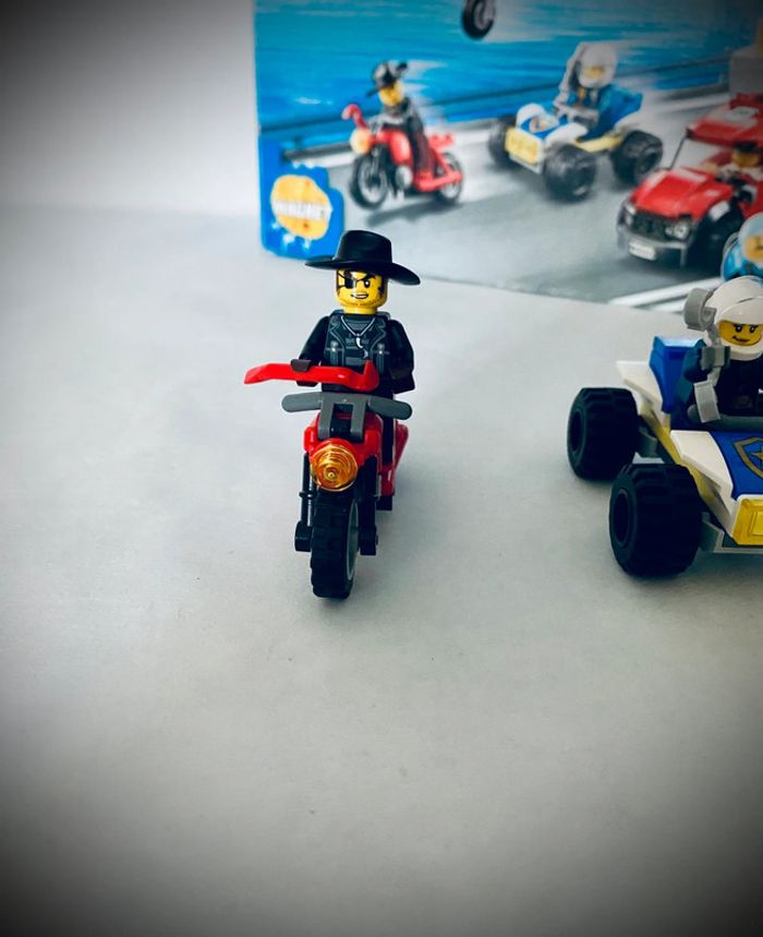 LEGO City 60243 - L’Arrestation en Hélicoptère - Complet avec Boîte et Notice - photo numéro 6