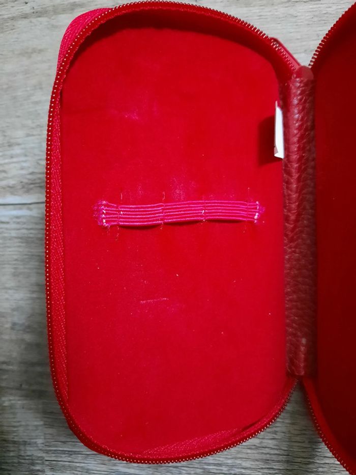 Trousse rouge pour set de manucure. 
Marque Yves Rocher. - photo numéro 3