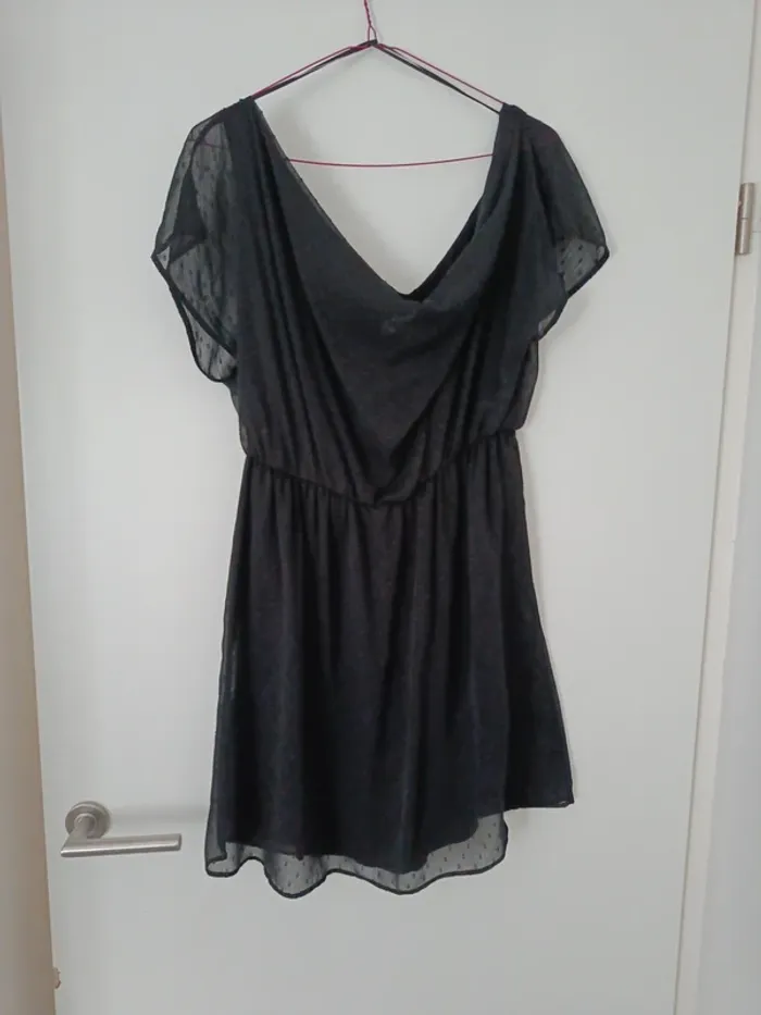 Petite robe noir Naf Naf 38 tissu plumetis col V