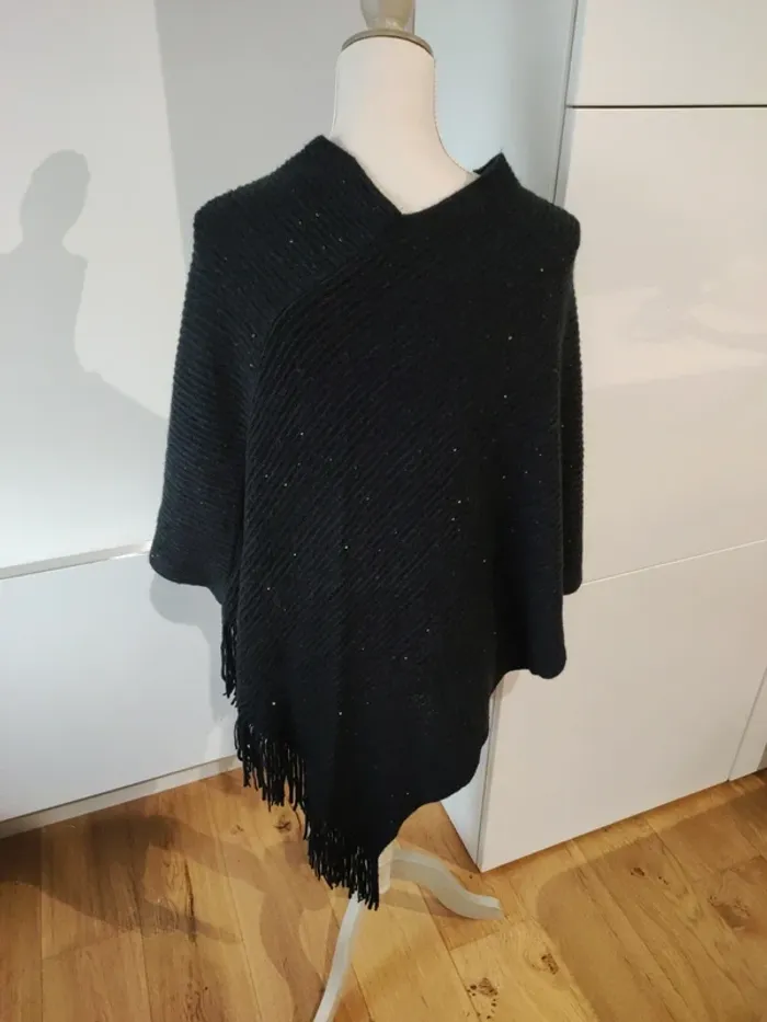 Poncho noir avec petits sequins (discrets) - excellent état - photo numéro 5