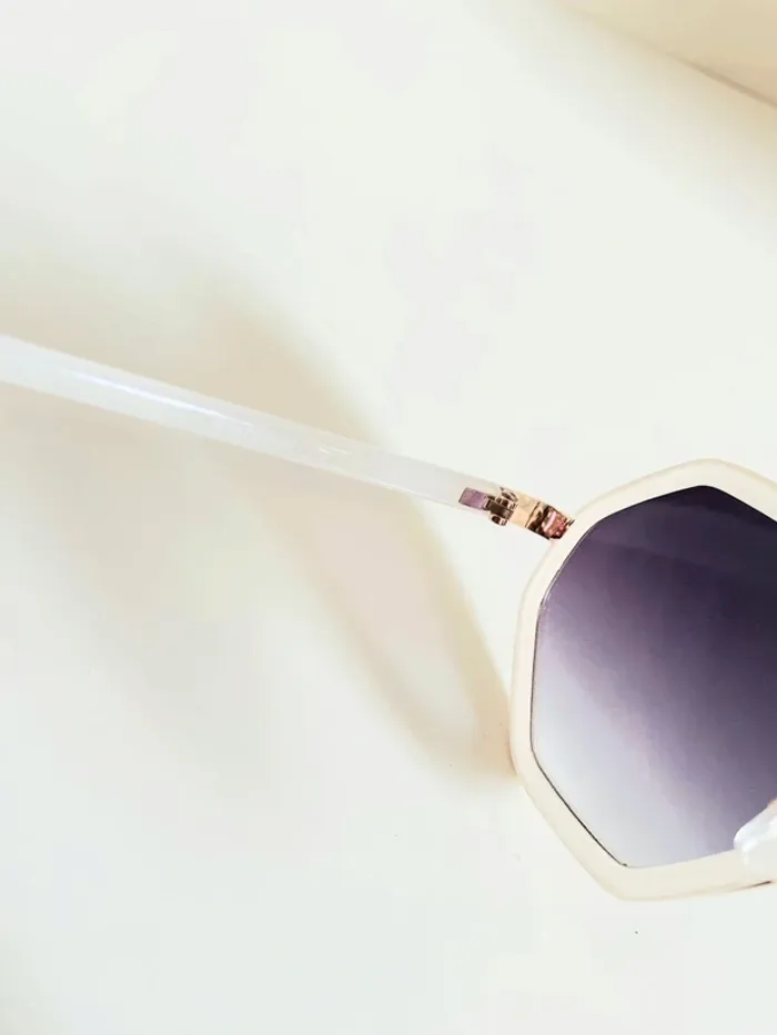 Lunette de soleil femme hexagonale blanche et dorée verres dégradés UV protection catégorie 3 - photo numéro 7