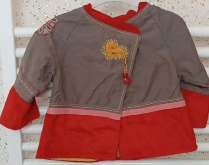 Gilet rouge  rose  kaki  motif doré La  Compagnie  des Petits  Taille 6  mois - photo numéro 2