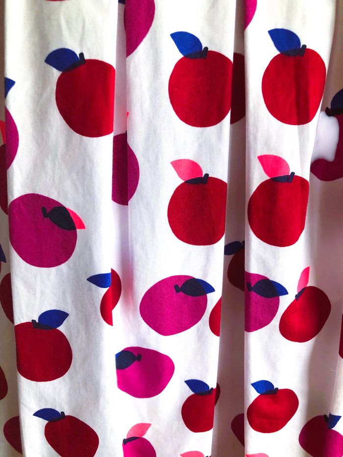 JACADI - ROBE FILLE MOTIF FRUITS, TOUCHES ROSE FLUO, ÉVASÉE & PLIS SUR LE BAS 8A - photo numéro 5