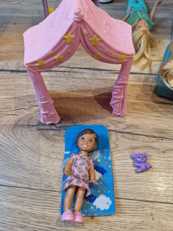 Barbie Skipper sous sa Tente