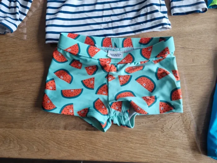 Lot 4 pièces 2 maillots anti uv + 1 boxer et 1 short de bain - photo numéro 3