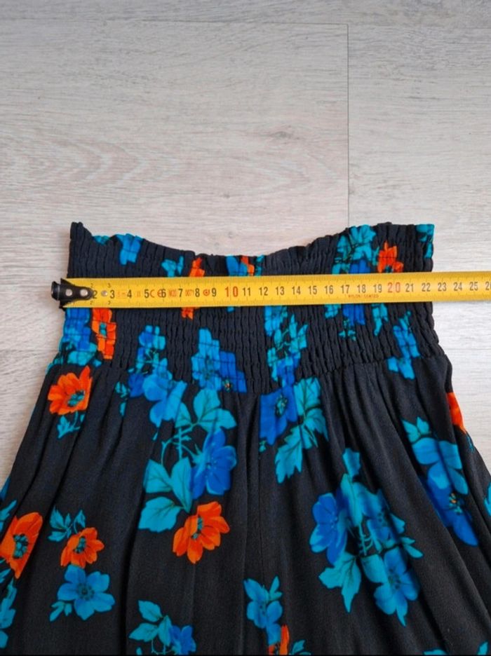 Jupe longue Maje Jipita taille 1 : XS ou petit S
Fond noir avec fleurs bleues et rouges - photo numéro 5
