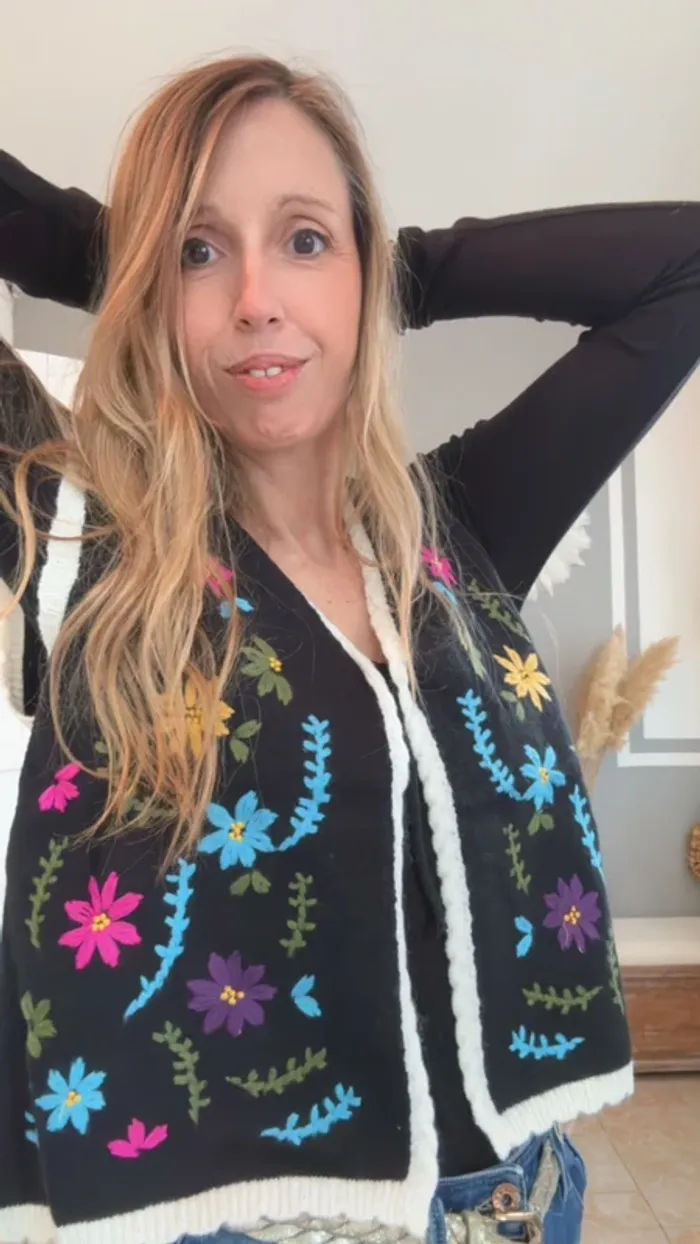 Gilet bohème sans manches noir et fleurs brodées - photo numéro 8