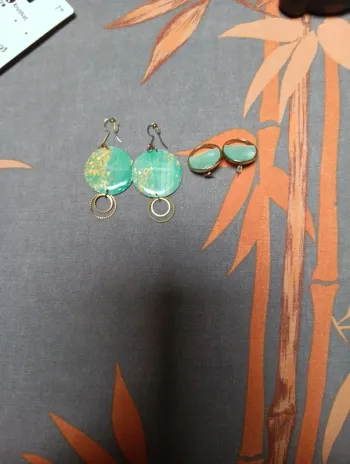 Deux paires de boucles oreilles vert d'eau