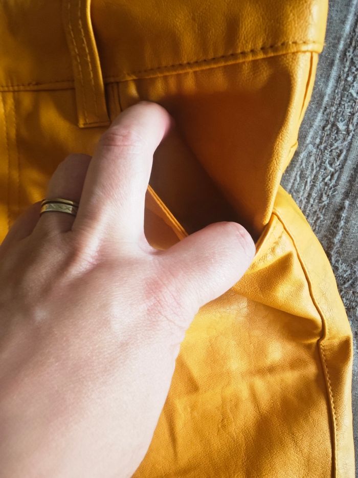 Jupe en simili  taille S parfait état - photo numéro 2