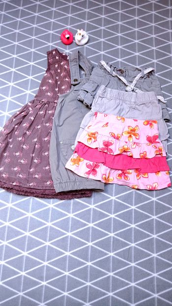🦄 Lot 2 robes et 3 jupes, 3 ans