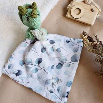 Doudou câlin lange Eleanor le Dinosaure Triceratops en crochet fait main cadeau de naissance anniversaire personnalisable