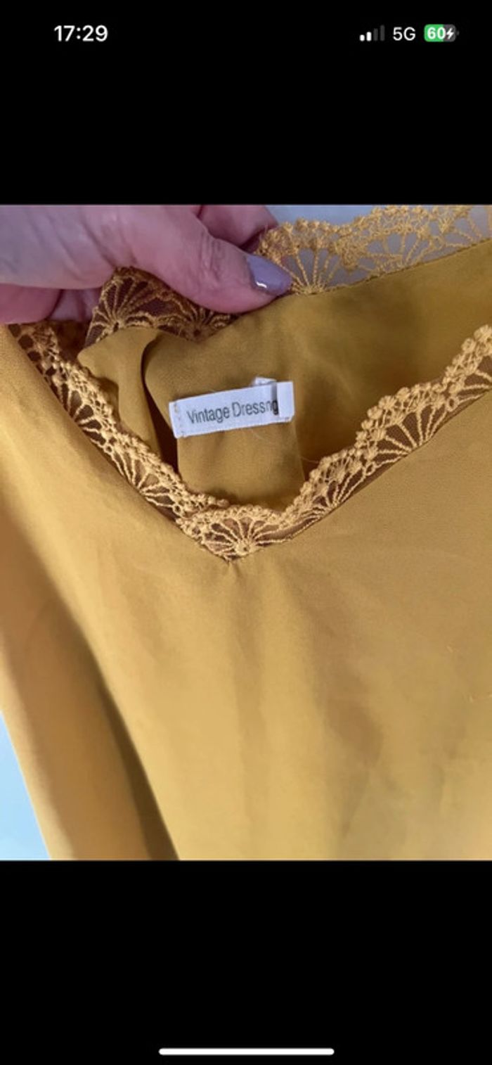 Top jaune moutarde col V avec liseré dentelle – Taille unique - photo numéro 3