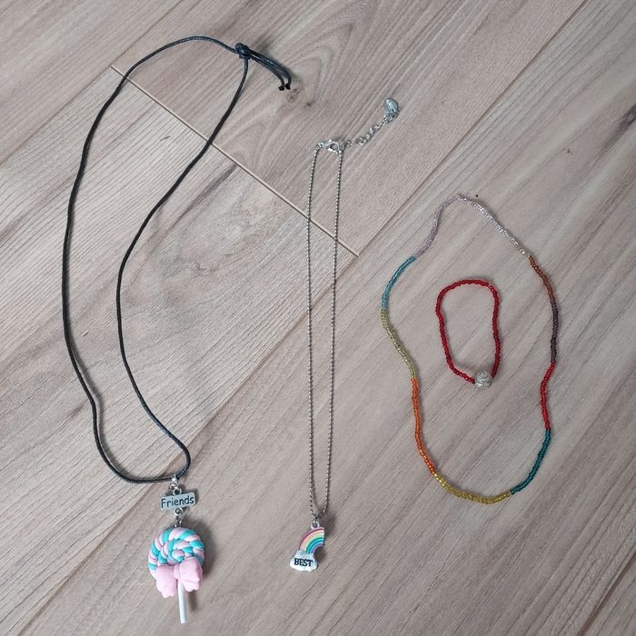 Lot colliers enfant