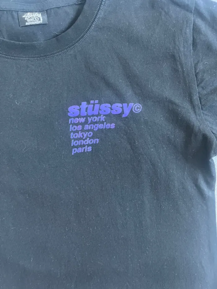 Tee-shirt Stüssy bleu foncée “fraise” Rare visuel fruité – Taille S - photo numéro 4