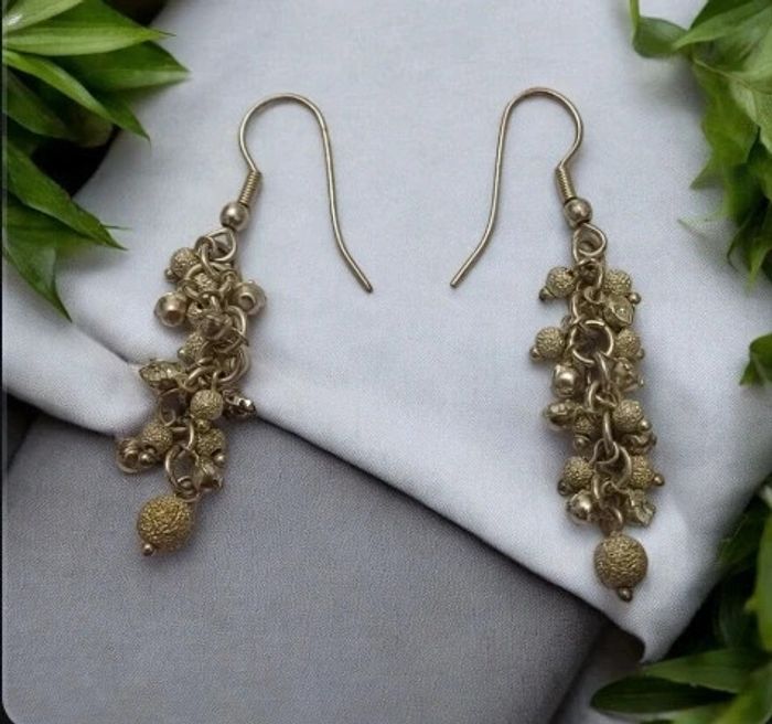 Boucles d'oreilles pendentif petite boules. En très bon état - photo numéro 3