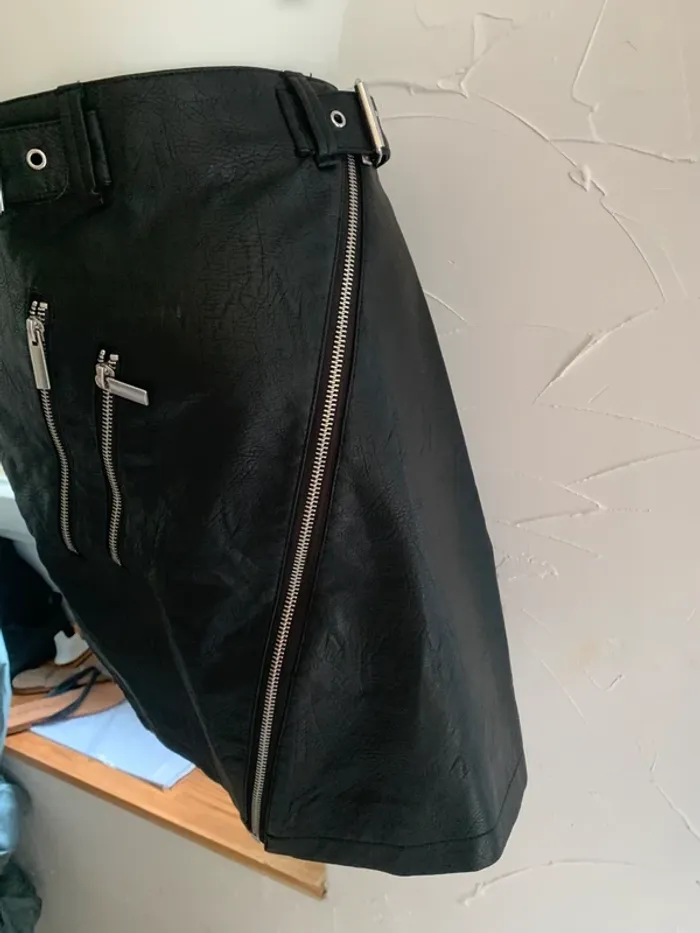 Jupe Camaïeu simili noir taille 38 - photo numéro 4