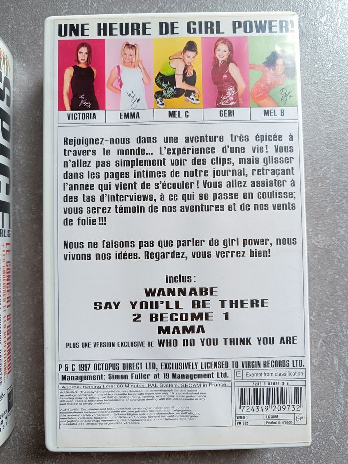 Lot de Lot de 2 cassettes VHS Spice Girls et un porte-clés. - photo numéro 5