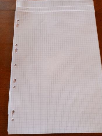 Lot 130 feuilles petits carreaux