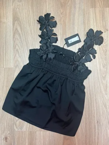 top satiné noir manches à fleurs