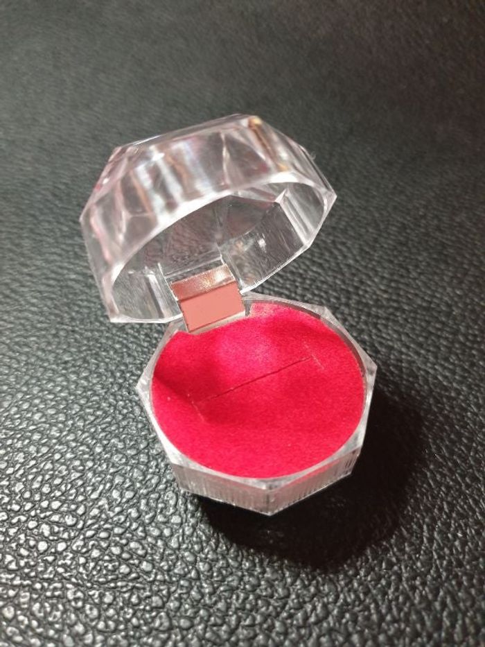 Boîte cadeau en plexiglas rouge