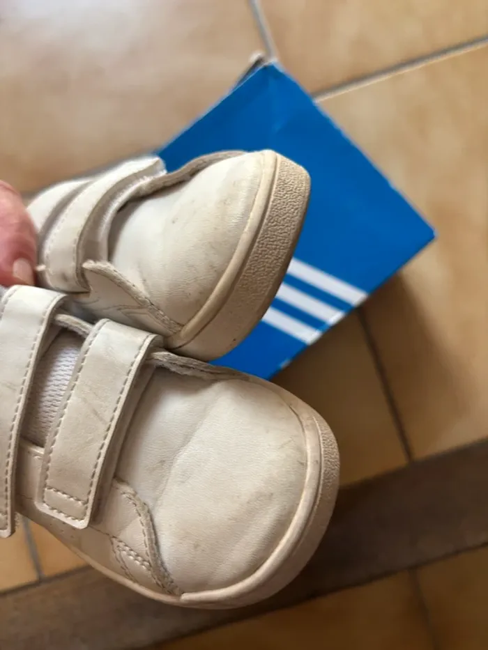 Belle paire de baskets blanches Adidas T. 24 mixte TBE - photo numéro 5