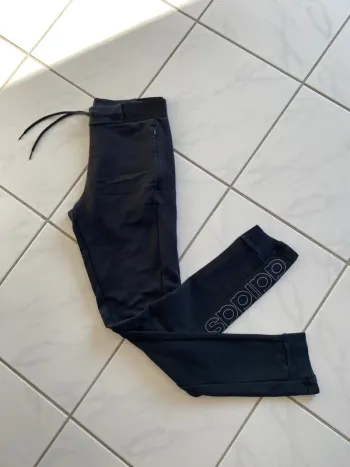 Jogging Adidas vintage femme noir – taille 36/38, logo blanc, poches zippées – très bon état
