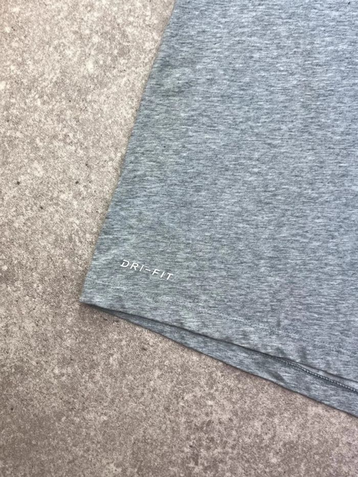 💥 T-shirt gris Nike Dri-FIT taille M 💥 - photo numéro 5
