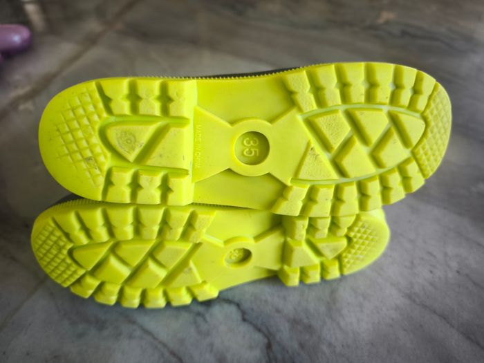 Bottes de pluie en caoutchouc vertes fluo camouflées Taille 35.  Lavées pour la vente. Très bon état. Maison non fumeur. - photo numéro 2