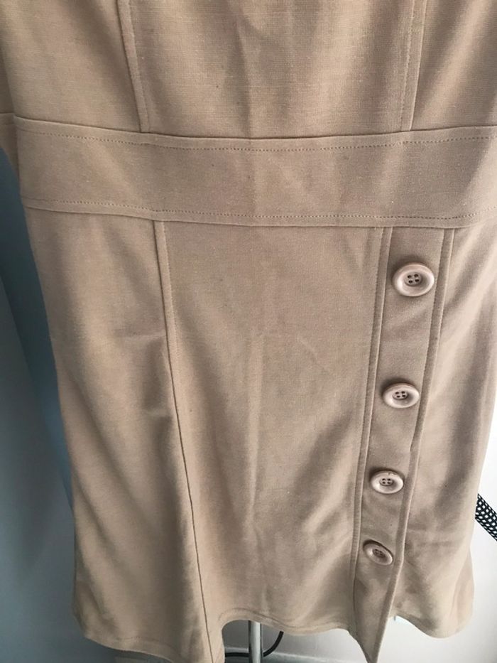 Robe sans manches avec gros boutons - photo numéro 2