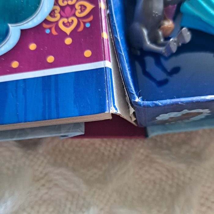 Livre illustré avec 10 figurines et tapis de jeu Comptines et Figurines La reine des Neiges - photo numéro 5