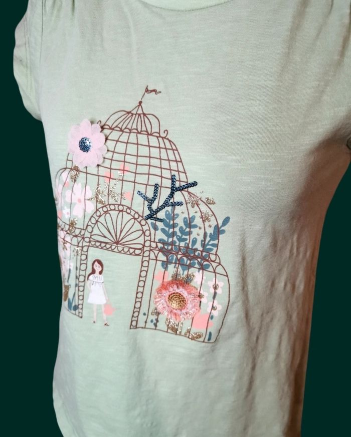 T shirt vert pâle motifs pailletés fleurs 3D C&A taille 10 ans - photo numéro 2