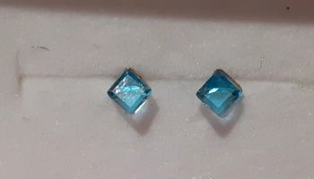 Boucle d'oreille fantaisie argenté avec cube bleue brillant.