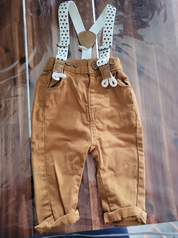Pantalon à bretelle