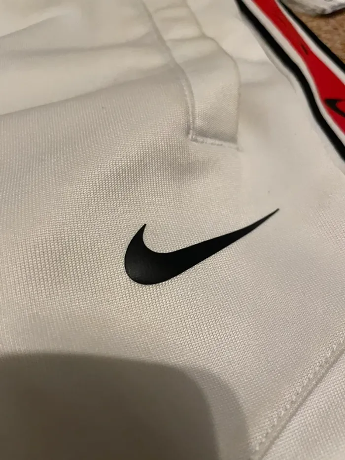 Jogging survêtement Nike blanc avec bande rouge taille XS - photo numéro 2