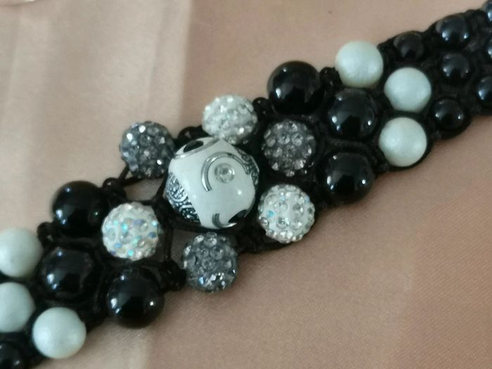 Bracelet. Noir. Gris. Blanc. Strass