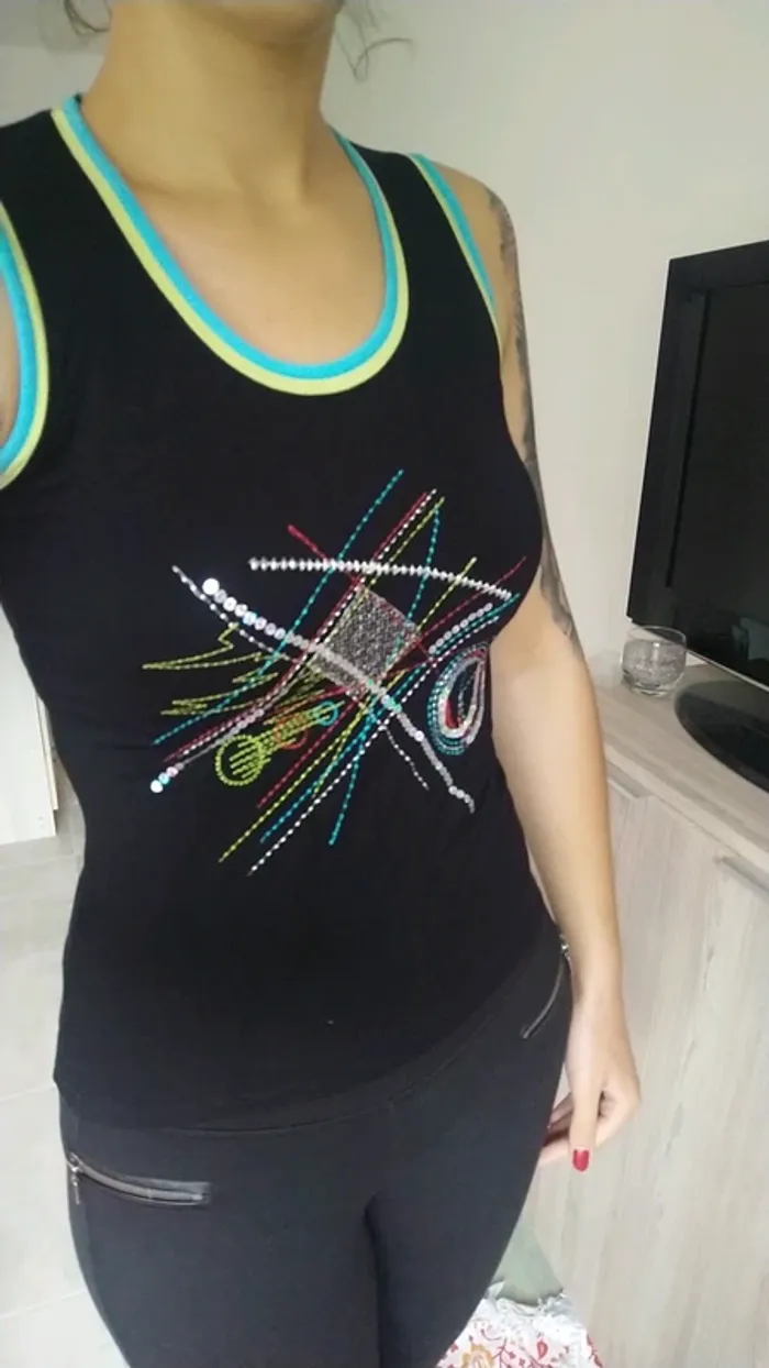 T shirt fantaisie noir et bleu, avec paillettes - photo numéro 4