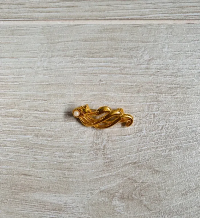 Jolie broche doree avec perle