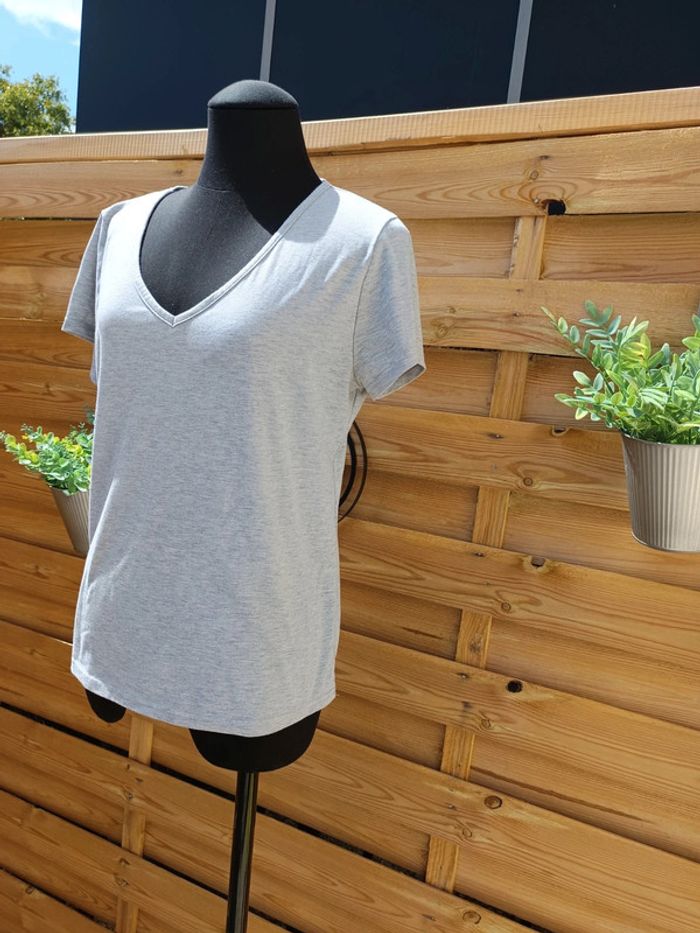 T-shirt col V taille L - photo numéro 2