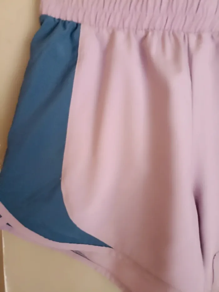 Short neuf taille 42/44 - photo numéro 2